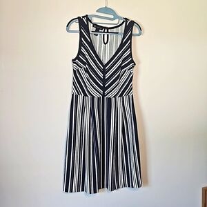 INC International concepts size Small striped sleeveless vneck dress EUC 🎯